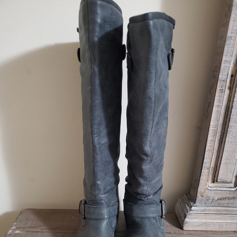 Gray boots with red stripe